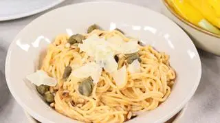 Kremowy makaron czosnkowo-parmezanowy z orzechami pinii i nutą cytryny