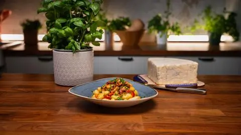 Gnocchi w sosie z Gorgonzoli DOP dolce, z boczkiem i pomidorkami cherry. Włoski smak z aromatycznym twistem