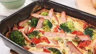 Clafoutis z mini kiełbaskami JBB Bałdyga z brokułem, papryką i czosnkiem