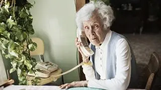 seniorka rozmawia przez telefon 