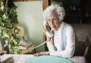 Przez nieszczęśliwy zbieg okoliczności seniorka jest nękana telefonami. Jej aparat dzwoni 20 razy dziennie 