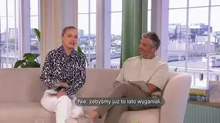Pracuje na dwóch kontynentach - napisy