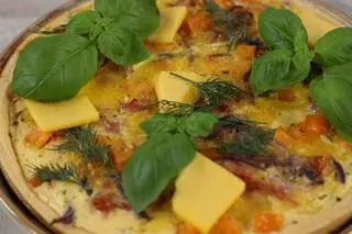 Tarta z dynią, karmelizowaną czerwoną cebulą, szałwią, bekonem i cheddarem 