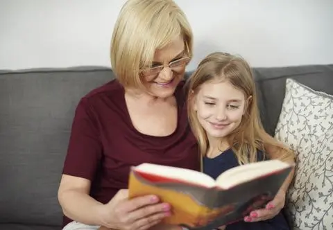 Jak zachęcić dzieci do czytania? "Nie nauczą się języka z ekranu, książka jest cały czas potrzebna"