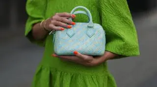 "Burnt orange manicure" to definicja słonecznej jesieni. Sprawdź, jak nosić tę stylizację paznokci na co dzień