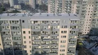 Żyje w aucie, a jego mieszkanie tonie w śmieciach. Dramat sąsiadów z Gocławia