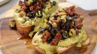 Grzanka z sosem pistacjowym, suszonymi pomidorami i oliwkami