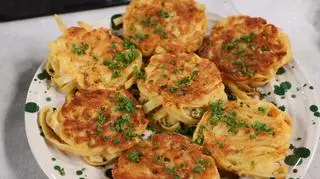 Smażone makaronowe rosti z makaronu spaghetti, resztek wędlin i sera