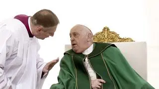 Papież Franciszek przerwał homilię. "Trudności z oddychaniem"