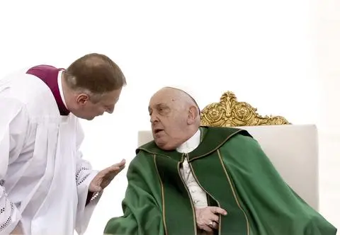 Papież Franciszek przerwał homilię. "Trudności z oddychaniem"