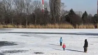 Kobieta weszła z dziećmi na Jeziorko Czerniakowskie 