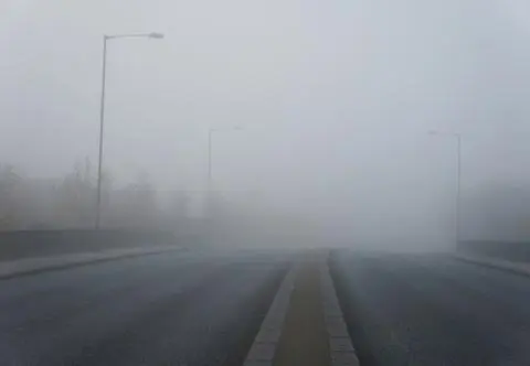 IMGW ostrzega przed gęstymi mgłami. Alerty wydano aż dla 12 województw 