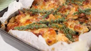 Pieczone udka kurczaka z jabłkami, gruszkami, cynamonem i kruszonką z cheddara