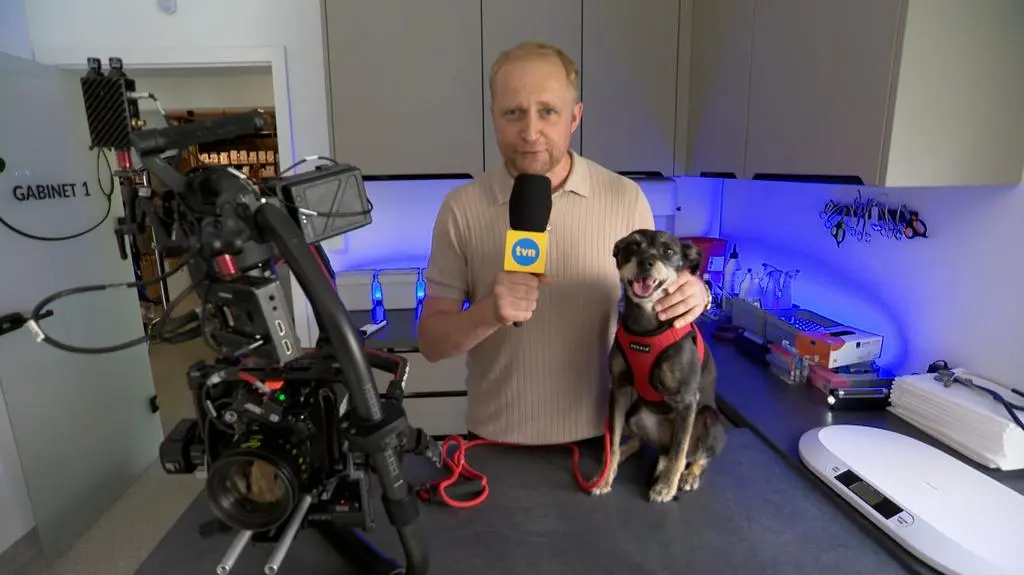 Piotr Adamczyk z suczką Zorą. 