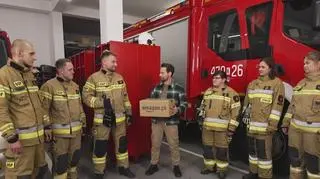 Strażacy odgadywali, do czego służą ukryte w paczkach przedmioty. Jak im poszło? 