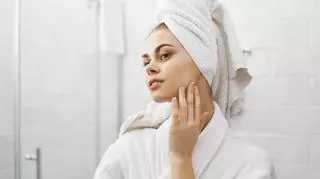 Pre-shower makeup podbija TikToka. Dlaczego warto zrobić makijaż tuż przed kąpielą?