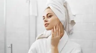 Pre-shower makeup podbija TikToka. Dlaczego warto zrobić makijaż tuż przed kąpielą?