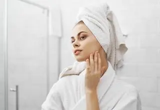 Pre-shower makeup podbija TikToka. Dlaczego warto zrobić makijaż tuż przed kąpielą?