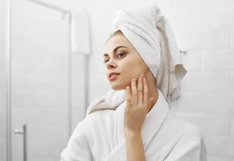 Pre-shower makeup podbija TikToka. Dlaczego warto zrobić makijaż tuż przed kąpielą?