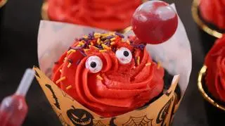 Babeczki na czarnym kakao, z czerwonym kremem 