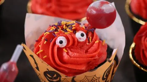 Babeczki na czarnym kakao, z czerwonym kremem 