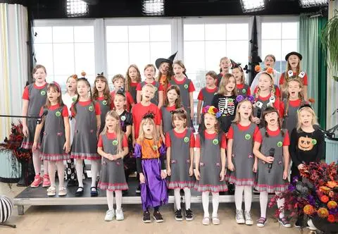 Chór dziecięcy Mille Voci na scenie Dzień Dobry TVN. Zobacz halloweenowy występ 