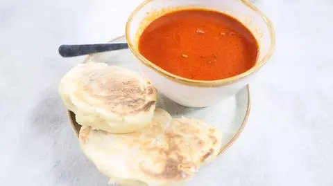 Gulasz jagnięcy z warzywami i plackiem z blachy