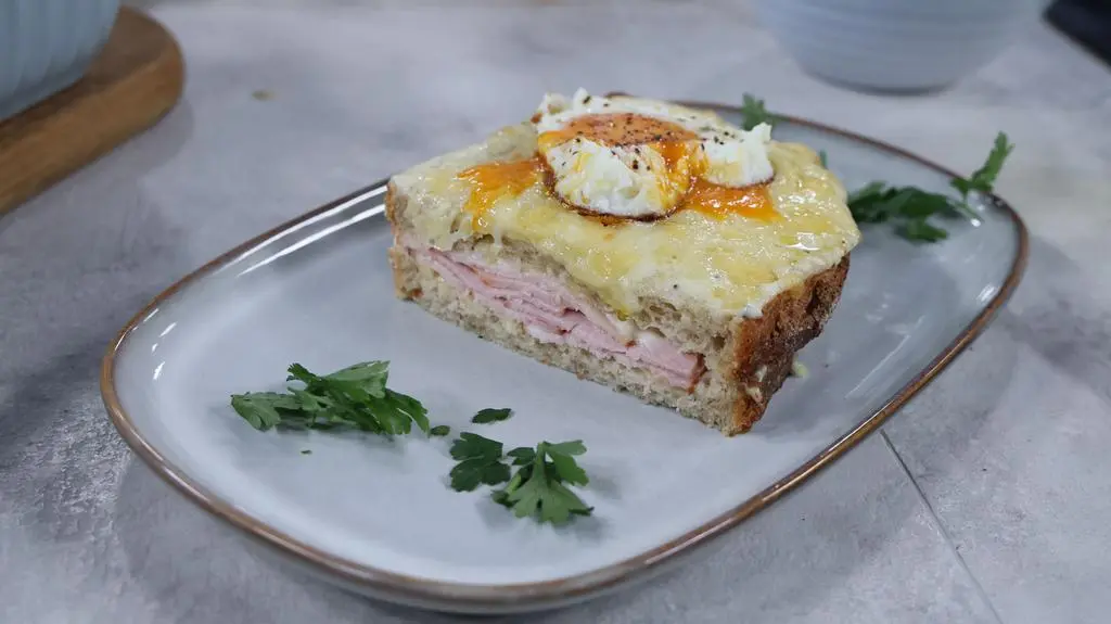 Croque-Madame z sałatką mieszaną z winegretem