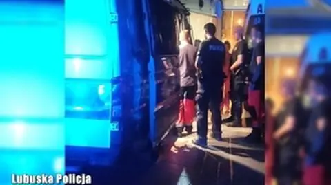 Policjanci eskortowali rodzącą kobietę