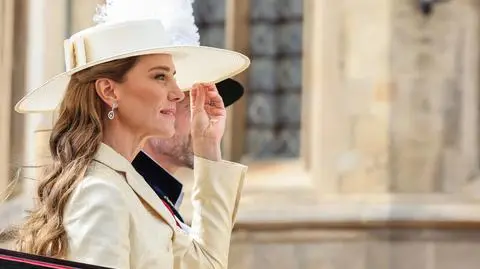 Księżna Kate w masełkowym kostiumie