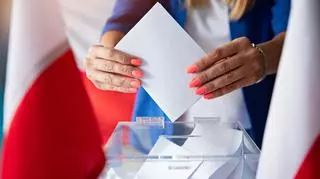 Wybory 2023. Kobiety czy mężczyźni - kto częściej interesuje się polityką? Oto wyniki sondażu