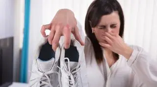 Jak wyczyścić śmierdzące buty? Domowe sposoby na śmierdzące buty