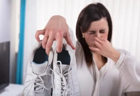 Jak wyczyścić śmierdzące buty? Domowe sposoby na śmierdzące buty