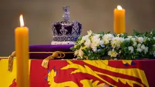 Korona królowej Elżbiety II ma prawie 3 tysiące kamieni szlachetnych. "Prawie nierealna"