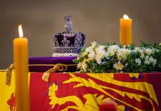Korona królowej Elżbiety II ma prawie 3 tysiące kamieni szlachetnych. "Prawie nierealna"