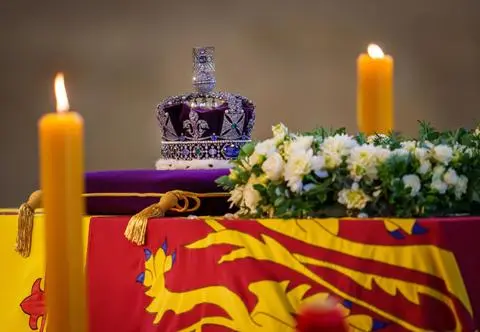 Korona królowej Elżbiety II ma prawie 3 tysiące kamieni szlachetnych. "Prawie nierealna"