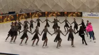 Synchroniczny taniec na lodzie  