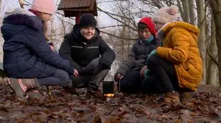 Survivalowe ferie zamiast nart? Dzieci uczą się, jak przetrwać w lesie