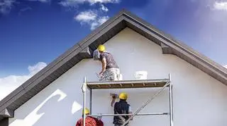 Mało kto wie, że brak ocieplenia tej części domu generuje 30% strat ciepła. Jak nie popełnić tych błędów przy termomodernizacji budynku? 