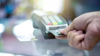 Bank zarejestrował aktywność karty należącej do zmarłej kobiety. "Powstały straty na kwotę ponad 3 tys. złotych"