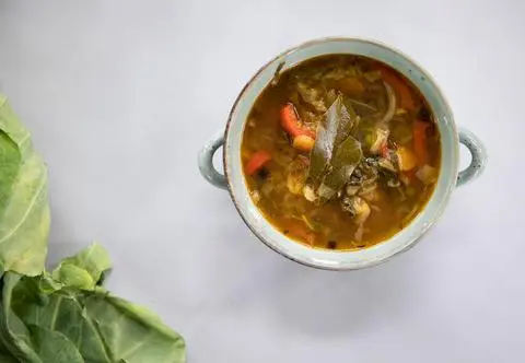 Młoda kapusta w roli głównej. Przepisy na ciapkapustę, minestrone i zapiekankę chłopską