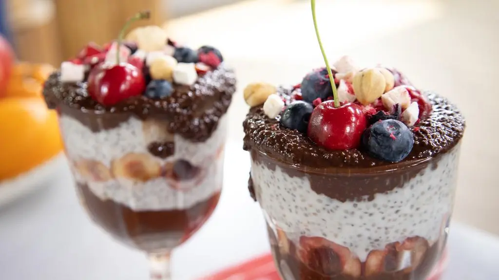 Chia pudding z lekkim kremem orzechowo-kawowym i borówkami