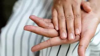 Masz osłabione płytki po hybrydzie? Parowanie paznokci to nowy trend, który pokochały internautki