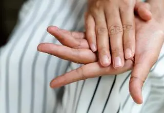 Masz osłabione płytki po hybrydzie? Parowanie paznokci to nowy trend, który pokochały internautki