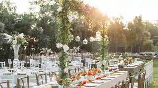 Organizacja wesela – jak ustawić i udekorować stoły weselne? Sprawdź nasze porady