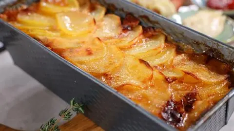 Jesienna zapiekanka ziemniaczana z kiełbasą i sosem aurore 