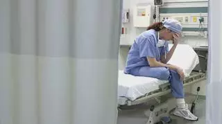 Lekarka, która siedzi na szpitalnym łóżku 