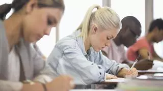 Uczniowie piszący egzamin