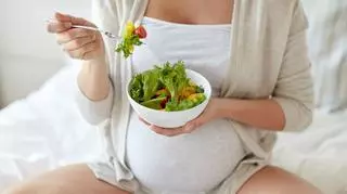 "W ciąży jemy dla dwojga, nie za dwoje". Jak bardzo powinna zmienić się dieta przyszłej mamy? 