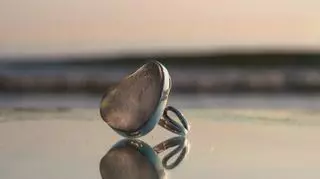 Tworzy biżuterię ze szkła morskiego